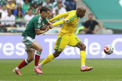 El jugador sudafricano Jayden Adams (d) avanza con el balón este jueves, durante un partido del grupo A del Mundial de la FIFA 2026 entre México y Sudáfrica en el estadio Ciudad de México (México).