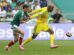 El jugador sudafricano Jayden Adams (d) avanza con el balón este jueves, durante un partido del grupo A del Mundial de la FIFA 2026 entre México y Sudáfrica en el estadio Ciudad de México (México).