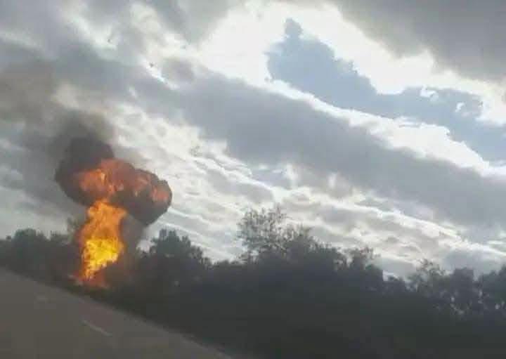 Una avioneta ardió este sábado a un costado de la ruta internacional que conecta Bolivia con Paraguay