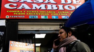 Una persona camina frente a una casa de cambio de divisas este jueves, en La Paz (Bolivia).
