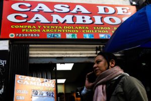 Una persona camina frente a una casa de cambio de divisas este jueves, en La Paz (Bolivia).
