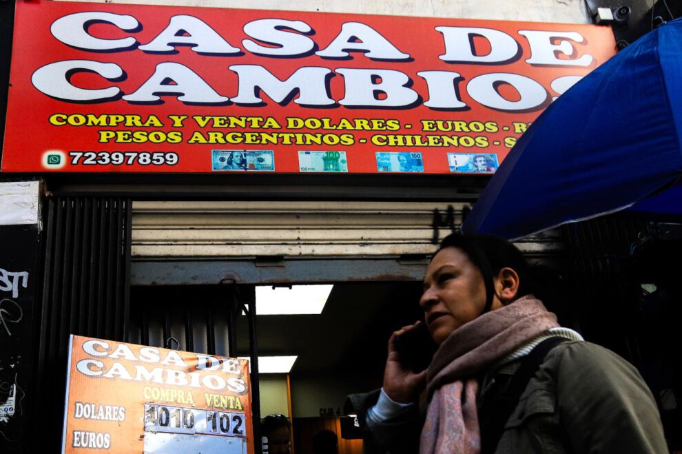 Una persona camina frente a una casa de cambio de divisas este jueves, en La Paz (Bolivia).