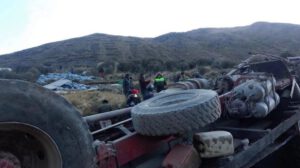 Un camión que transportaba una carga de papa se embarrancó aproximadamente 100 metros en el sector de Escalerani