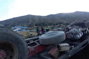 Un camión que transportaba una carga de papa se embarrancó aproximadamente 100 metros en el sector de Escalerani