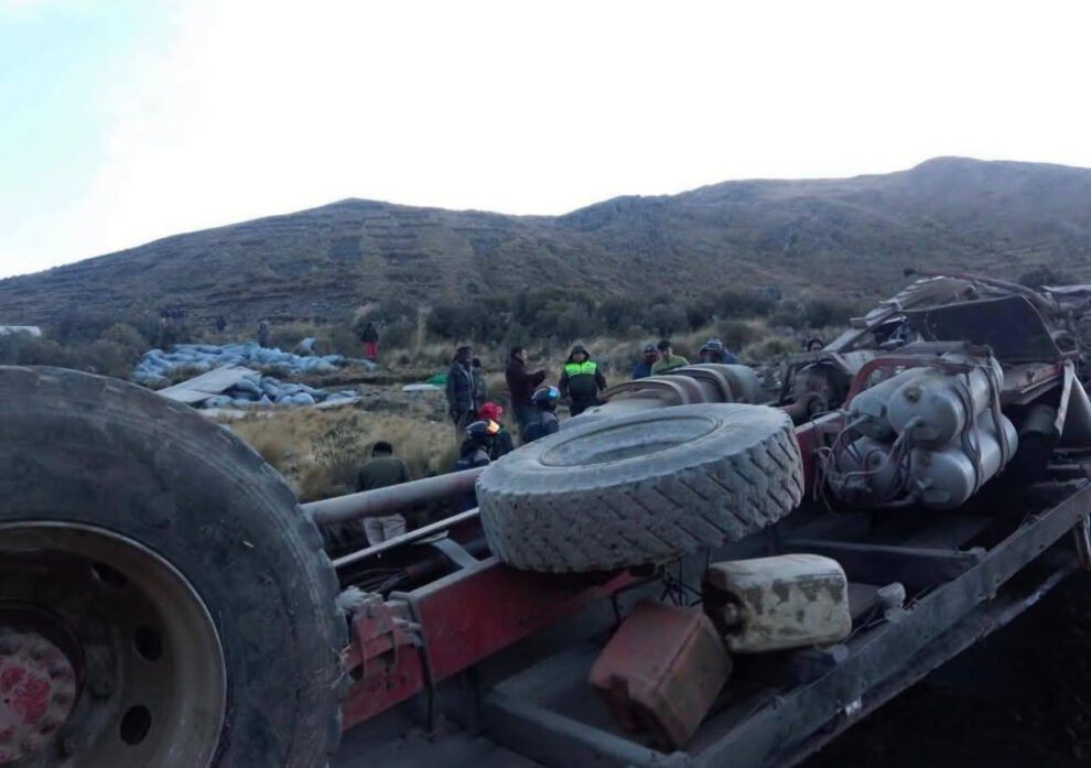 Un camión que transportaba una carga de papa se embarrancó aproximadamente 100 metros en el sector de Escalerani