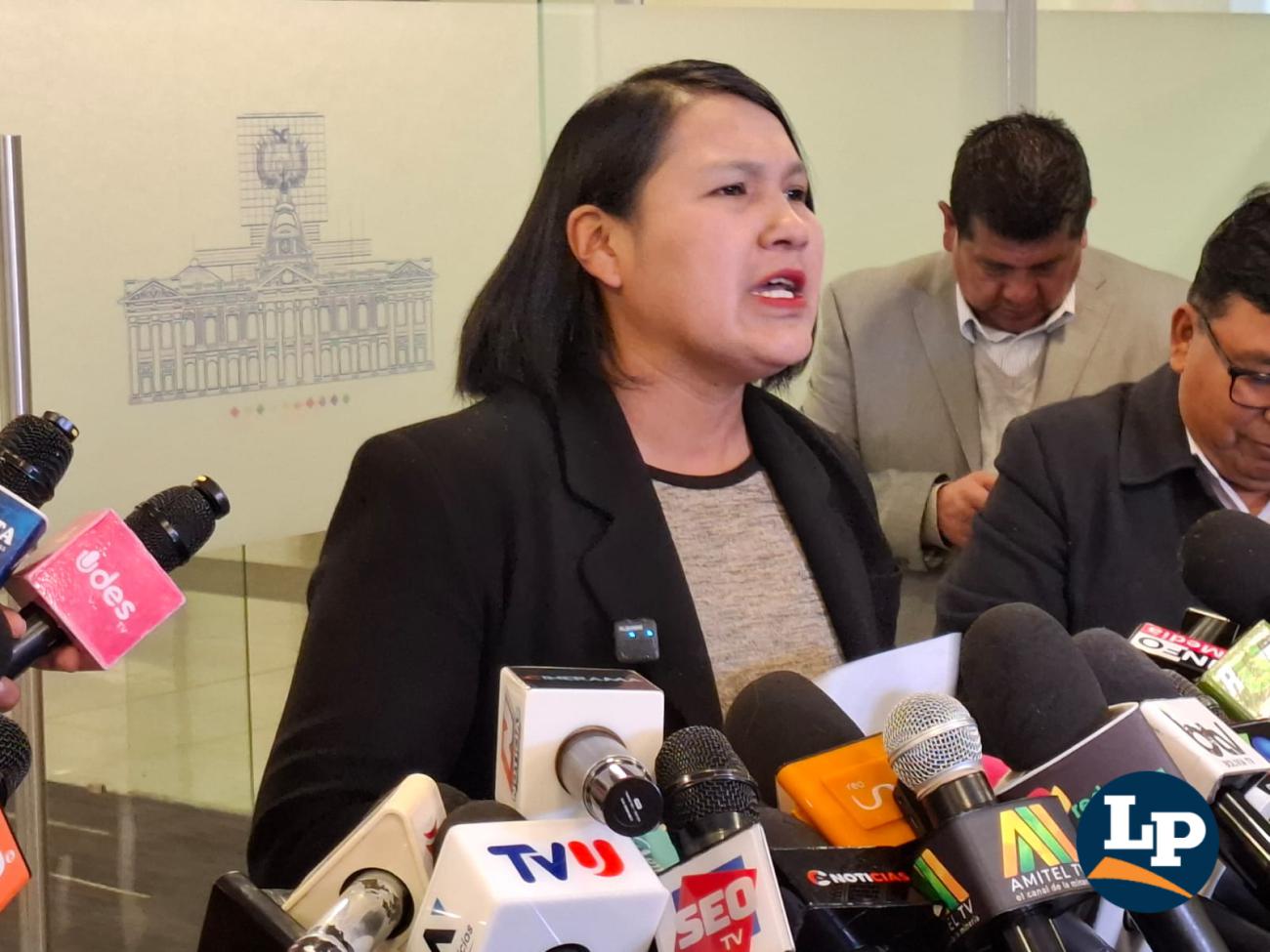 La senadora Pachacute en conferencia de prensa