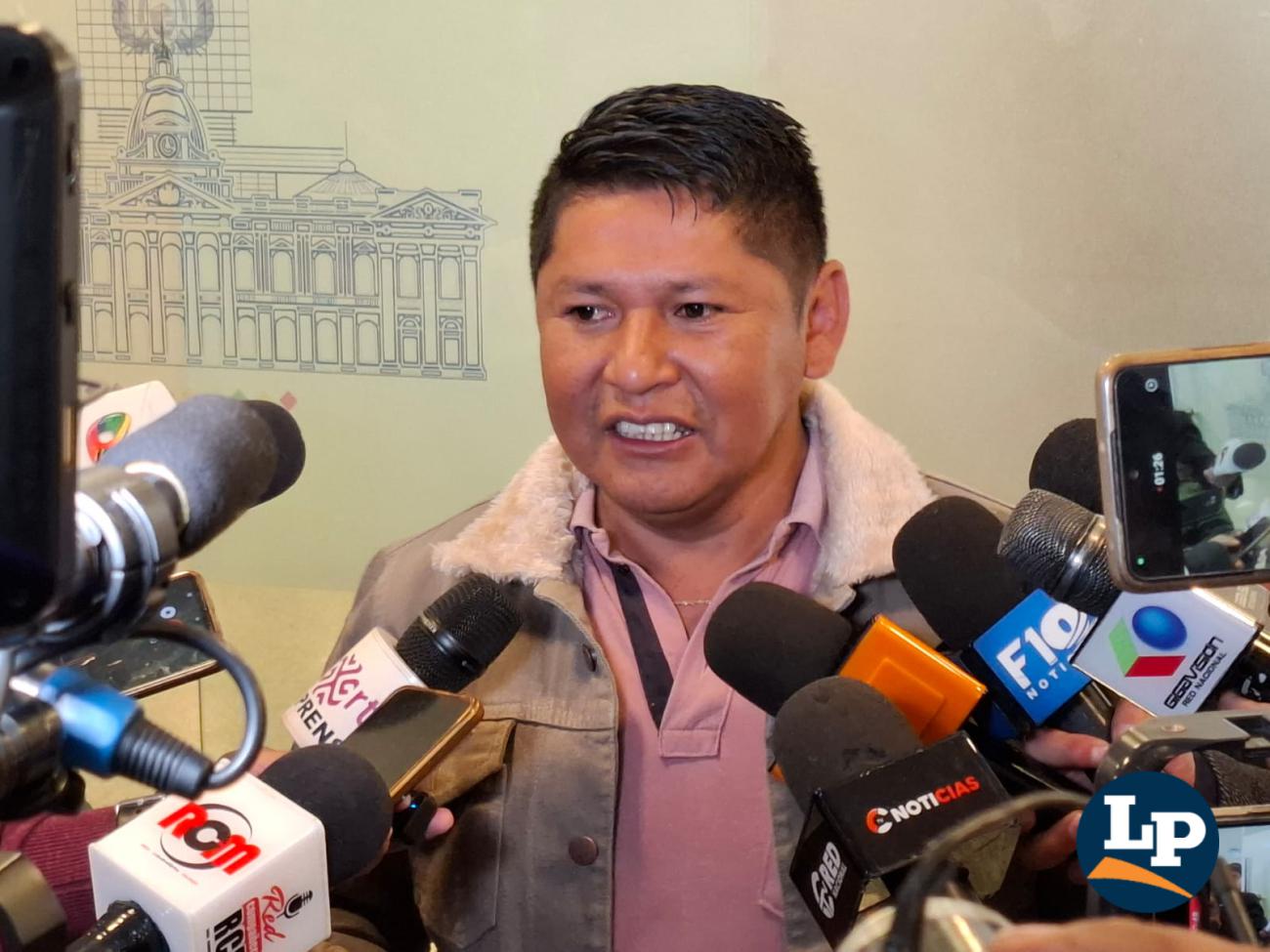 El diputado Lluta en conferencia de prensa