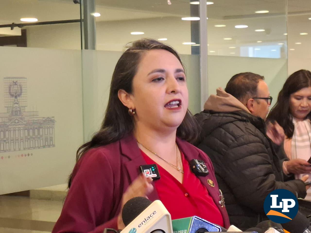 La diputada Vargas en conferencia de prensa