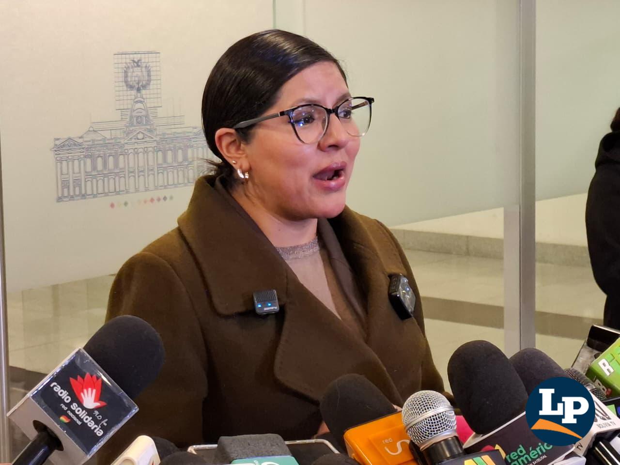 La diputada Claros en conferencia