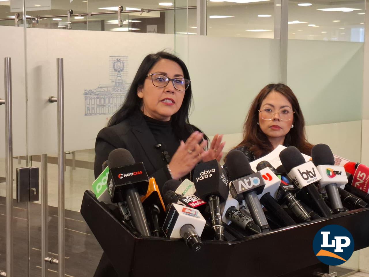 La senadora Medrano en conferencia de prensa