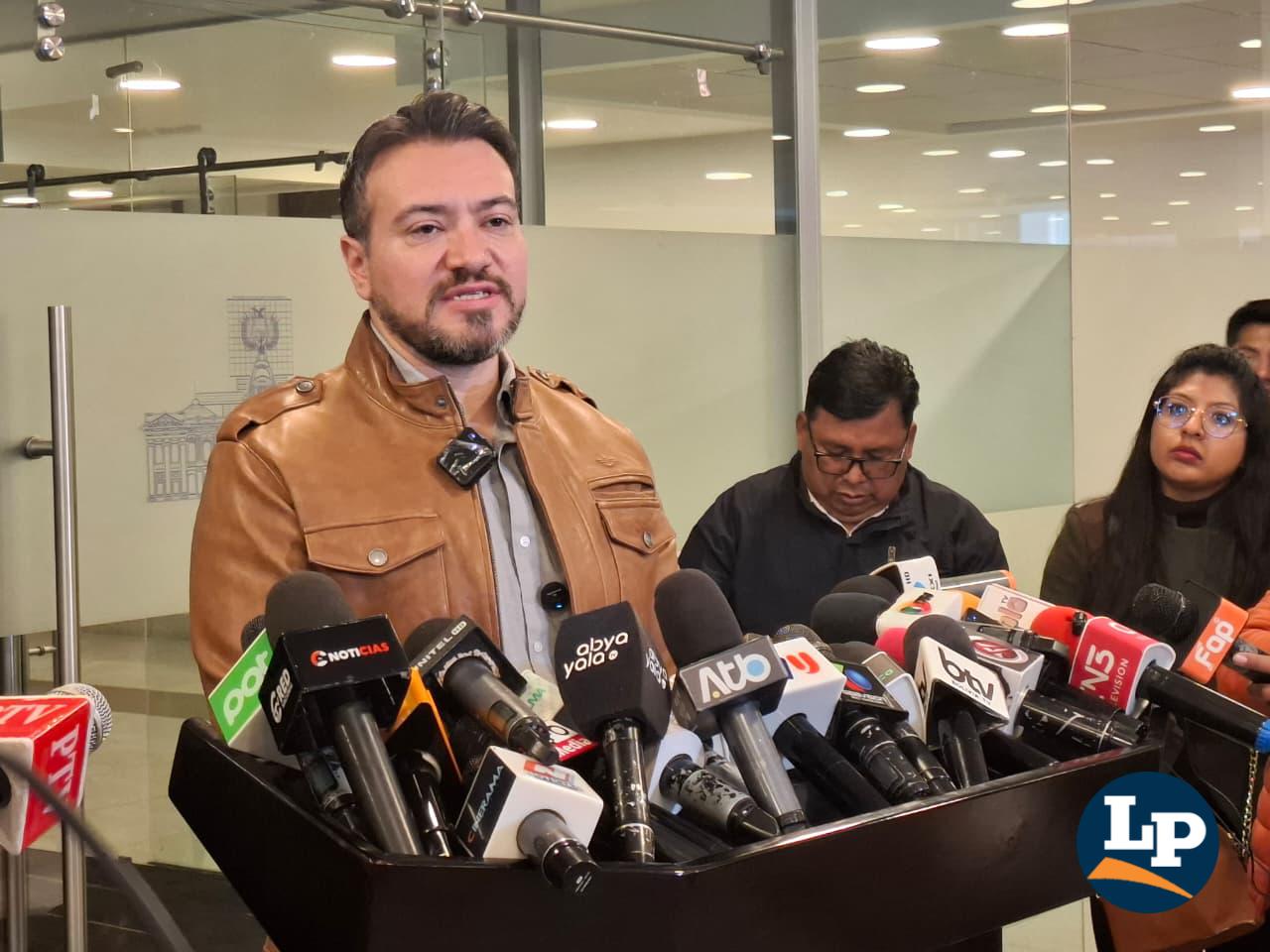 El diputado Reyes en conferencia de prensa
