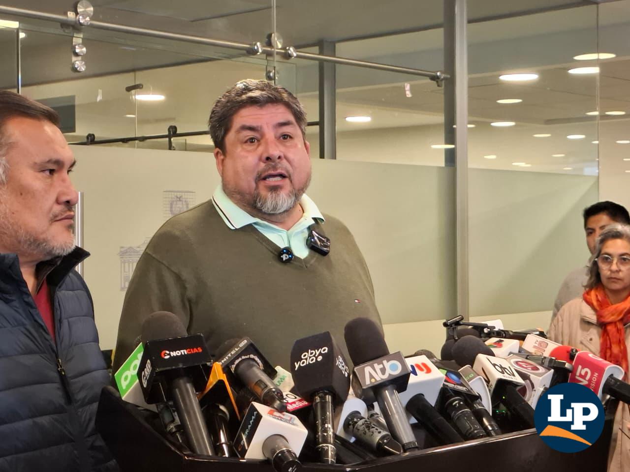 El diputado Zegarra en conferencia de prensa