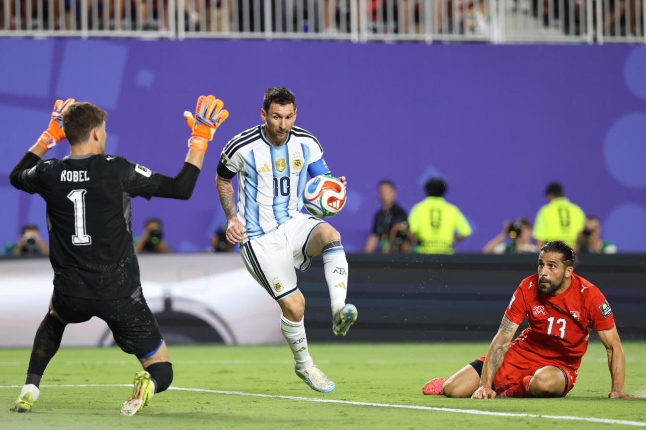 Lionel Messi (c) patea un balón en el partido de cuartos de final del Mundial de la FIFA 2026