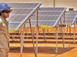 Un trabajador en la planta solar de Ancotanga