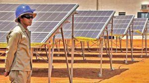Un trabajador en la planta solar de Ancotanga