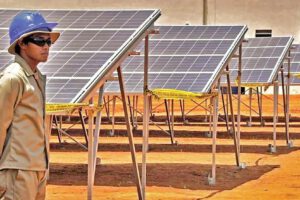 Un trabajador en la planta solar de Ancotanga