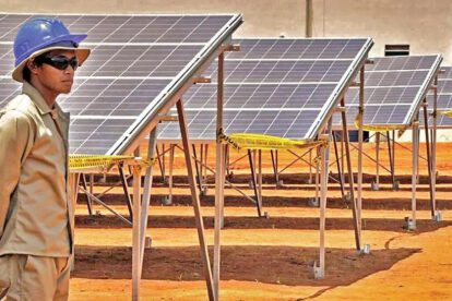 Un trabajador en la planta solar de Ancotanga