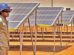 Un trabajador en la planta solar de Ancotanga