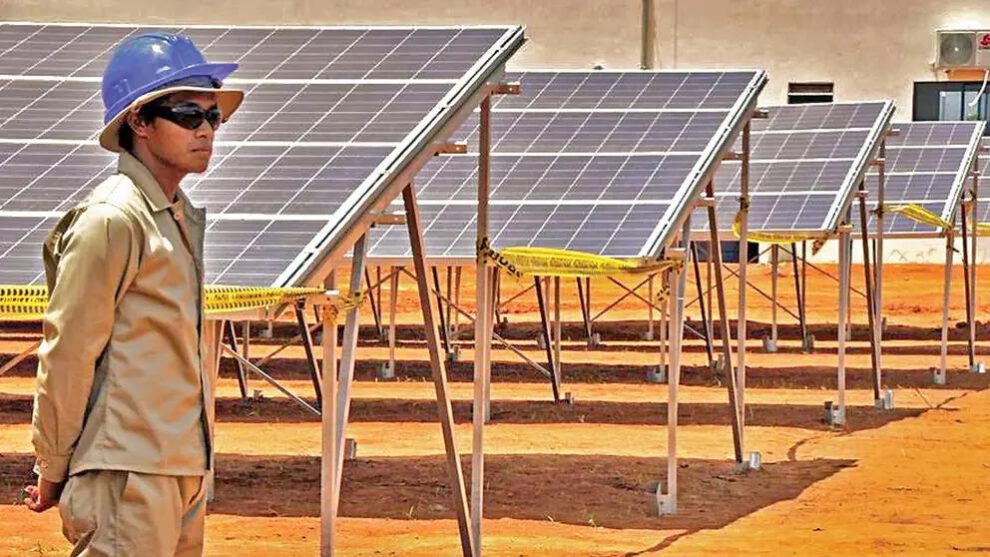Un trabajador en la planta solar de Ancotanga