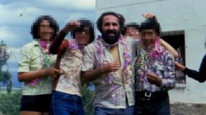 El padre Alfonso Pedrajas durante una celebración con estudiantes en el Colegio Juan XXIII de Cochabamba.