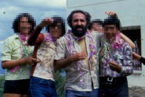 El padre Alfonso Pedrajas durante una celebración con estudiantes en el Colegio Juan XXIII de Cochabamba.