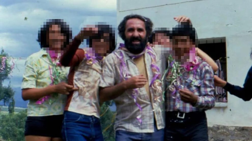 El padre Alfonso Pedrajas durante una celebración con estudiantes en el Colegio Juan XXIII de Cochabamba.