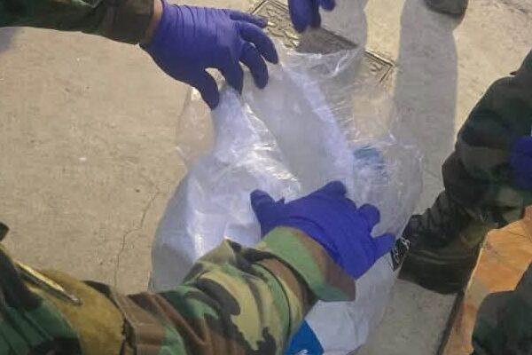 Efectivos de la FELCN inspeccionan una de las bolsas con hidróxido de sodio secuestradas en El Alto