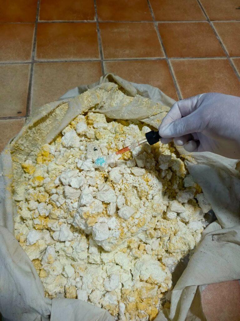 Agentes de la FELCN realizan la prueba de campo con reactivo químico