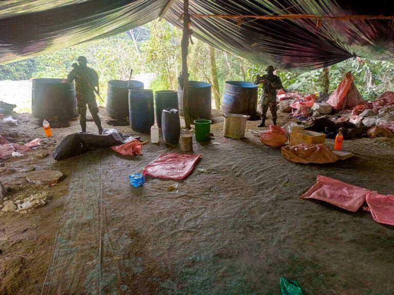 una de las fábricas móviles de cocaína desmanteladas bajo una carpa rústica en el Trópico de Cochabamba
