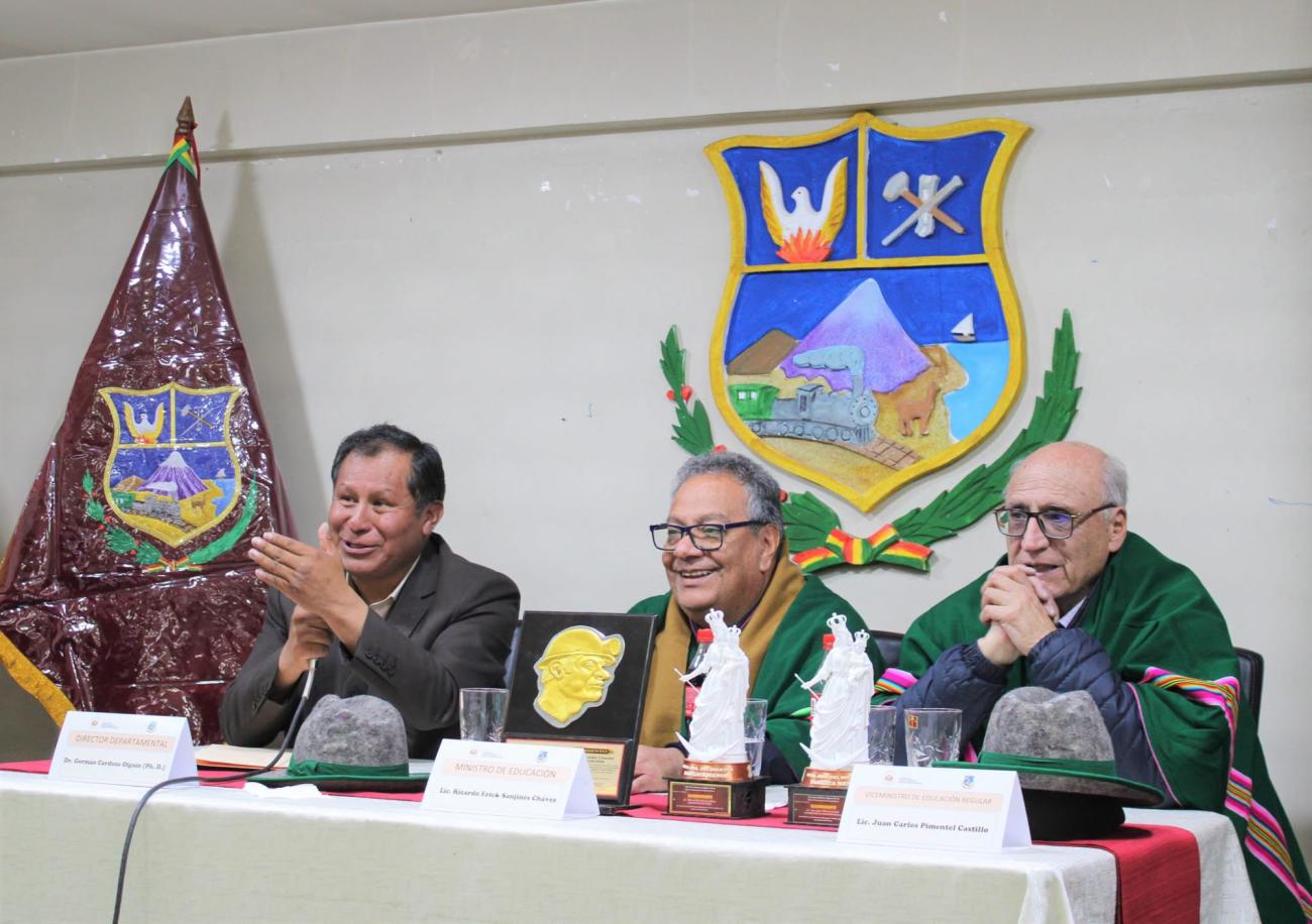 Director departamental de educación, junto al ministro de educación y el viceministro de educación regular