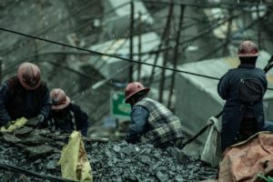 Niños trabajando en la mina