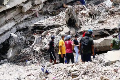 Los rescatistas siguen buscando personas atrapadas entre los escombros