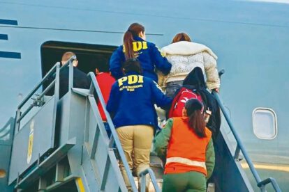 La Policía chilena condujo al aeropuerto a los extranjeros que fueron devueltos a sus países de origen.