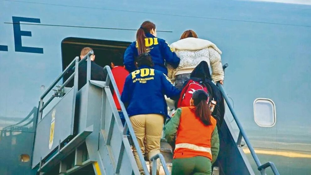 La Policía chilena condujo al aeropuerto a los extranjeros que fueron devueltos a sus países de origen.