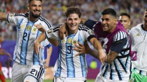 Alvarez, de Argentina, celebra un gol en un partido de cuartos de final del Mundial de la FIFA 2026 entre Argentina y Suiza