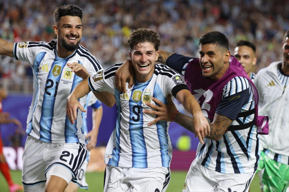 Alvarez, de Argentina, celebra un gol en un partido de cuartos de final del Mundial de la FIFA 2026 entre Argentina y Suiza