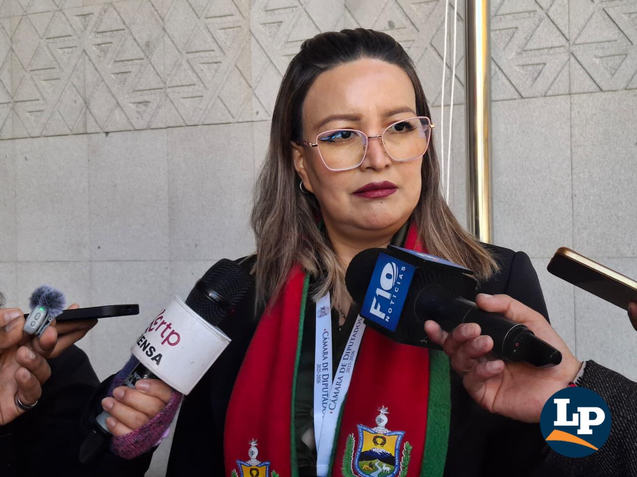 La diputada Hinojosa en conferencia de prensa