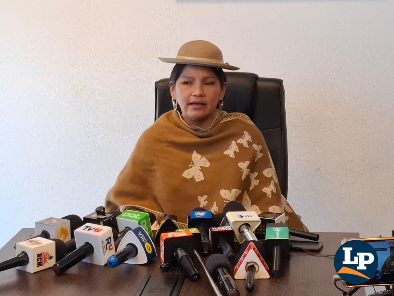 La senadora Crispín en conferencia de prensa