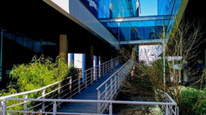 Una rampa peatonal une dos bloques de un edificio moderno