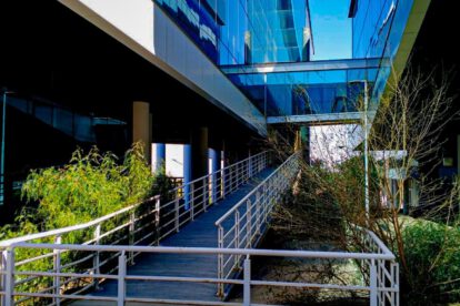 Una rampa peatonal une dos bloques de un edificio moderno