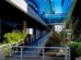Una rampa peatonal une dos bloques de un edificio moderno