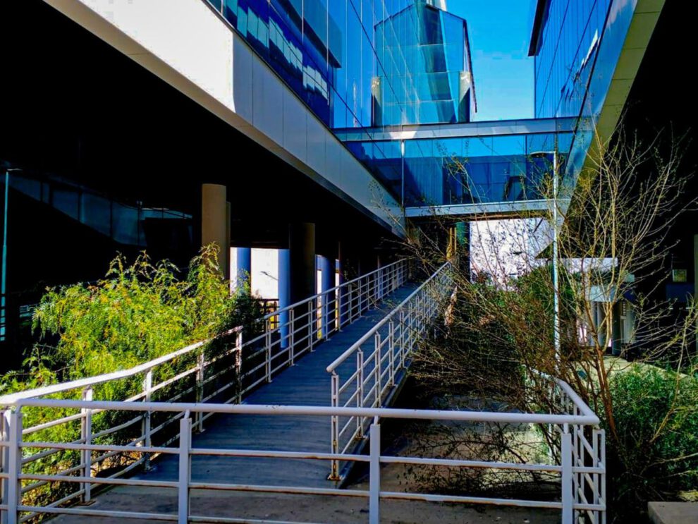 Una rampa peatonal une dos bloques de un edificio moderno