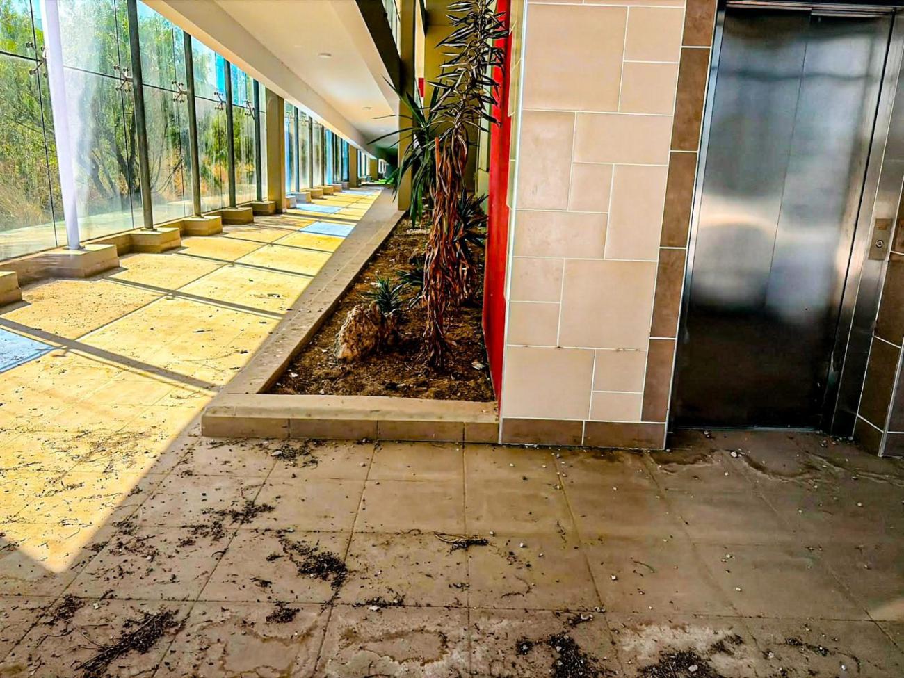 El pasillo que muestra abandono