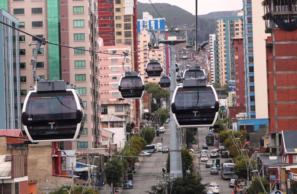 El teleférico de La Paz transporta a miles de personas al día