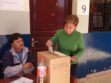 Ciudadana emite su voto en una jornada electoral