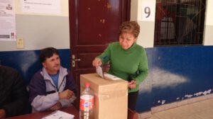 Ciudadana emite su voto en una jornada electoral