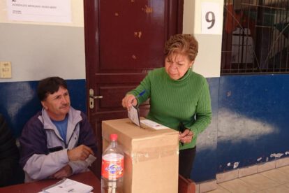 Ciudadana emite su voto en una jornada electoral