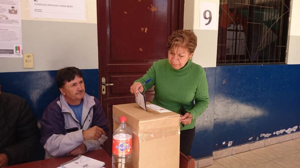 Ciudadana emite su voto en una jornada electoral