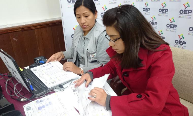 Proceso de votación en un recinto electoral