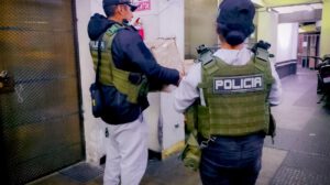 Efectivos se apersonaron en las instalaciones de la oficina nacional para la revisión técnica de los paquetes sospechosos